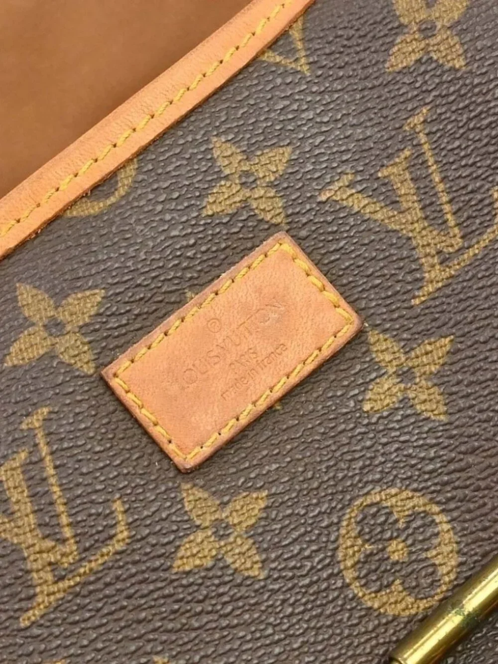 Louis Vuitton outside 	ab